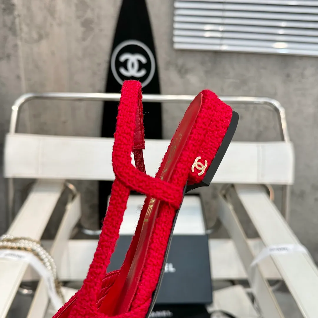 👟👟Ex-factory price 480👟👟 CHANEL Chanel flat bottom series🌹Fashionable classic sandals loved by all stars Fabric [👉] Mixed sheepskin👣🐏 Lining [👉] Silk sheep lining👣🐏 Insole [👉] Silk sheep👣🐏 Sole [👉] Genuine leather outsole imported from Italy 🌻 Packaging [👉] Chanel original box packaging 🌸 Code number [🦶🏻] 34-42 (⚠️34.41.42 is a custom code and cannot be returned or exchanged. Please understand)